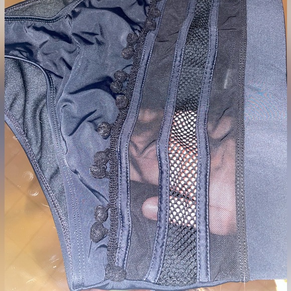 •HIGH-WAISTED SWIM •MESH & POM POMS •MEDIUM T&B• - Picture 4 of 8